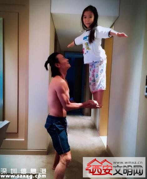 張晉雙手托舉女兒 與自己小時(shí)候父親托舉自己一個(gè)模樣