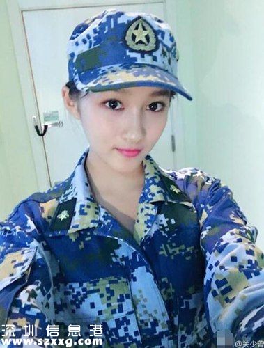 爸爸曬關(guān)曉彤軍訓(xùn)照