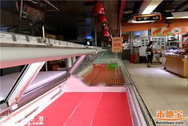 臺(tái)風(fēng)前夜深圳市民囤貨 超市被搶購(gòu)一空