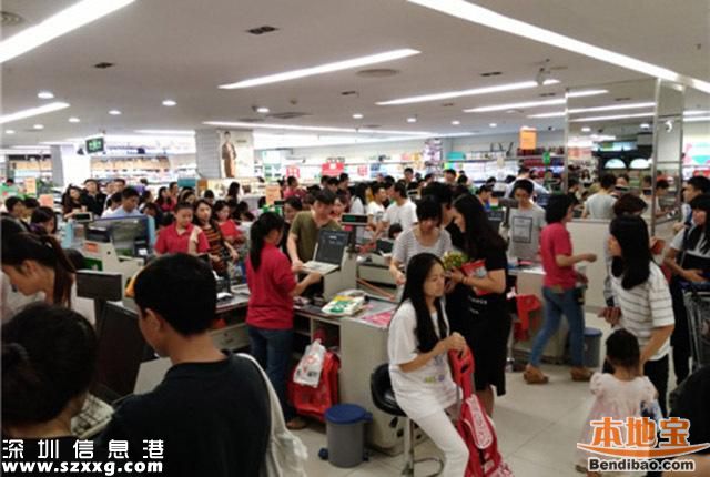 臺(tái)風(fēng)前夜深圳市民囤貨 超市被搶購(gòu)一空