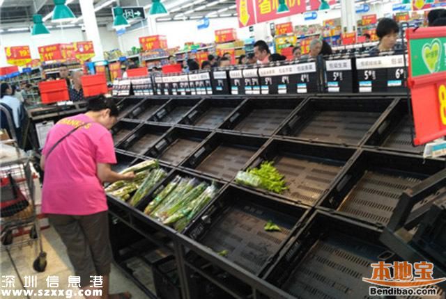 臺(tái)風(fēng)前夜深圳市民囤貨 超市被搶購(gòu)一空