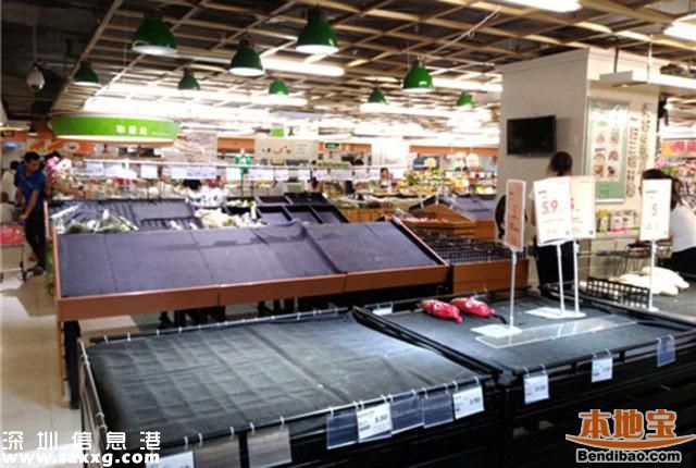 臺(tái)風(fēng)前夜深圳市民囤貨 超市被搶購(gòu)一空