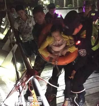 深圳一女子低頭玩手機 一腳踏空跌進海里