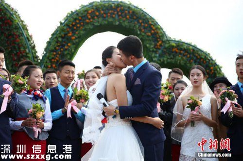 校長(zhǎng)見證情侶表白 99對(duì)情侶共同走過真愛大道