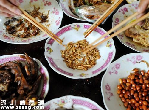 被罰當眾吃活蟲 要求未完成銷售業(yè)績的員工當眾吃活蟲并用白酒沖