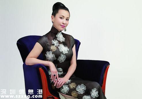劉嘉玲攬老公合影 梁朝偉為什么露出這個表情？（組圖）