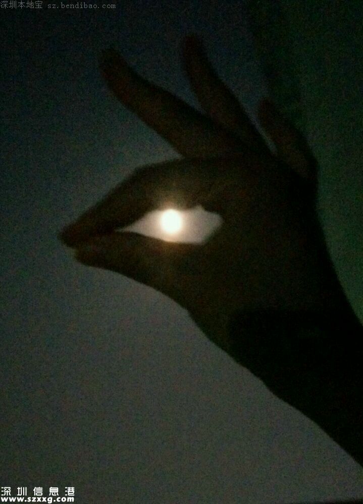 深圳網(wǎng)友曬自己拍的超級(jí)月亮 大寫的服！