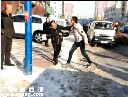 小伙當(dāng)街毆打父母什么仇什么怨？竟是嫌婚房買小了！