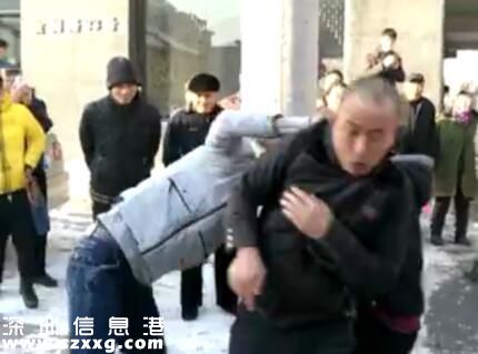 小伙當(dāng)街毆打父母什么仇什么怨？竟是嫌婚房買小了！