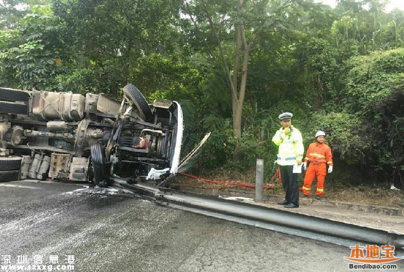 深圳機荷高速一10米長的貨柜車側(cè)翻 司機遇難(圖)