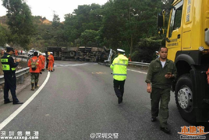 深圳機荷高速一10米長的貨柜車側(cè)翻 司機遇難(圖)
