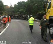 深圳機(jī)荷高速一10米長的貨柜車側(cè)翻 司機(jī)遇難