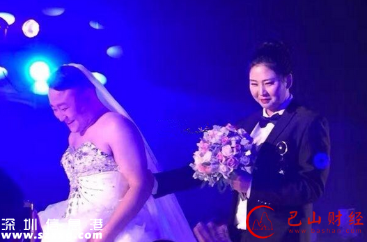 奇葩！南充小伙穿婚紗 迎娶帥氣新娘