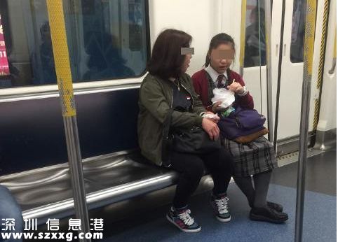 <a href=http://www.huhuzc.cn/shenzhen/ target=_blank class=infotextkey>深圳</a>一母女地鐵上旁若無人飲食 全車廂人都走了