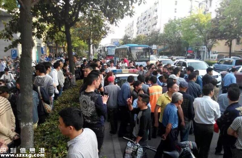 奧迪女司機(jī)女買奶茶開車撞人 持軍區(qū)通行證