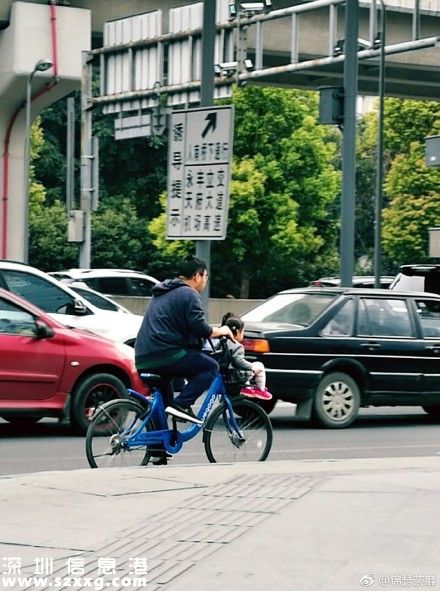 車筐當兒童座椅 盤點共享單車載人新高度  