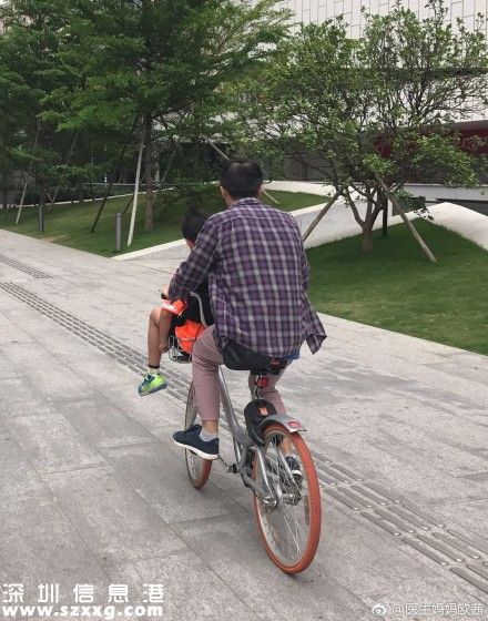 車筐當兒童座椅 盤點共享單車載人新高度  