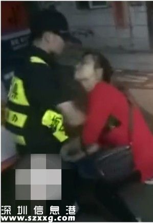 從片中可見，一名戴眼鏡的女商販與一名制服男子爭奪做生意的工具，其間女子見爭奪僵持，竟連番伸手抓住制服男下體，后者仍堅持不放手，雙方扭作一團；爭奪過程中女子不時辱罵制服男。