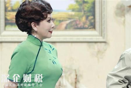 蔡明穿復(fù)古旗袍 與老搭檔再度攜手為觀眾們獻上精彩作品