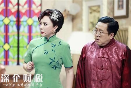 蔡明穿復(fù)古旗袍 與老搭檔再度攜手為觀眾們獻(xiàn)上精彩作品