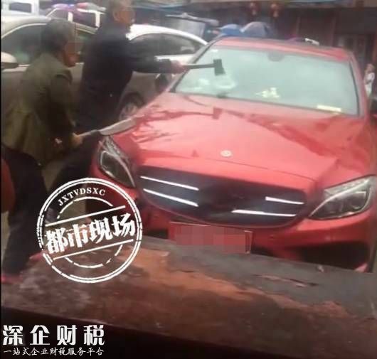     兩位老人，一人拿柴刀，一人拿斧頭，將這輛還沒上牌的奔馳新車砸了個(gè)傷痕累累。