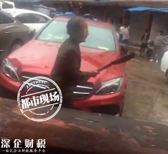     砸車的是一對(duì)夫妻，派出所警察接到報(bào)警后，趕到現(xiàn)場(chǎng)將老兩口控制住。撫州東鄉(xiāng)區(qū)公安局工作人員介紹，事件起因是鄰居產(chǎn)生矛盾 ，當(dāng)時(shí)停車擋了兩個(gè)老人的路，吵架時(shí)年輕人可能動(dòng)手，老人就發(fā)火，就砸了車子的一塊玻璃引擎蓋砸凹了。