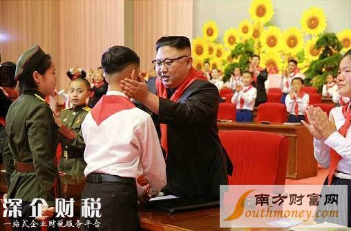 金正恩佩戴紅領(lǐng)巾與兒童互動(dòng)。