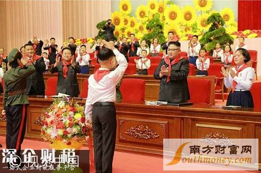 少年團(tuán)員向金正恩敬禮。