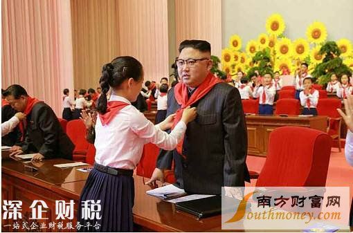 少年團(tuán)員給金正恩系紅領(lǐng)巾。