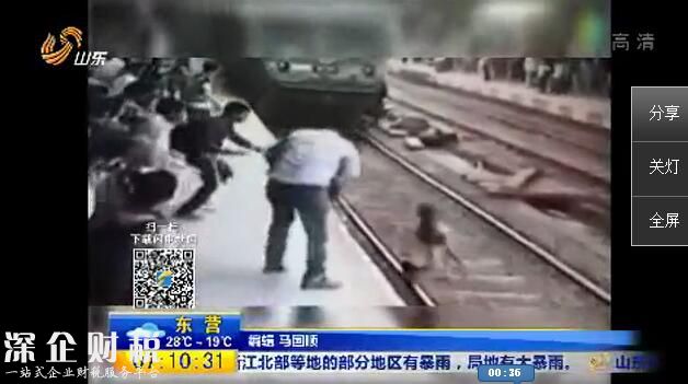 [實拍]戴耳機穿軌道被撞 火車開過去的一刻女孩竟坐了起來