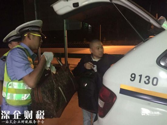 兩名四川游客被棄在高速路口，向警方求助。
