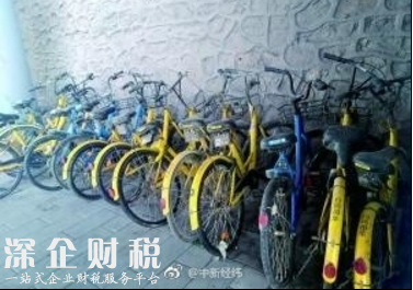 北京一河段放水浮出30余輛共享單車(chē) 車(chē)身長(zhǎng)滿(mǎn)綠毛