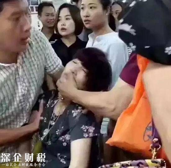 試戴手鐲摔碎嚇暈 送醫(yī)救治已無危險(xiǎn)雙方正在協(xié)商賠償問題