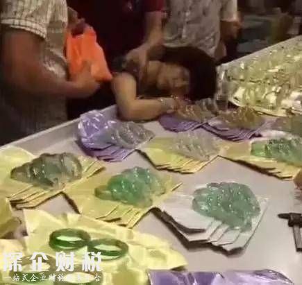 試戴手鐲摔碎嚇暈 送醫(yī)救治已無危險(xiǎn)雙方正在協(xié)商賠償問題
