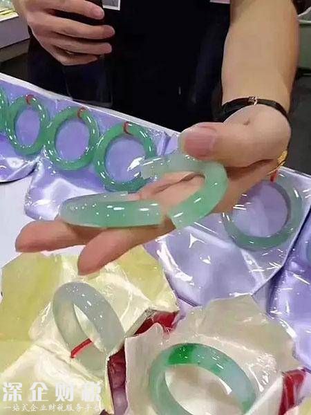 試戴手鐲摔碎嚇暈 送醫(yī)救治已無危險(xiǎn)雙方正在協(xié)商賠償問題