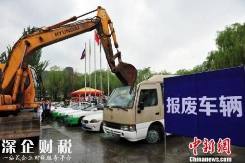 挖掘機(jī)爆砸寶馬現(xiàn)場震撼 報(bào)廢車輛別忘拿回保費(fèi)