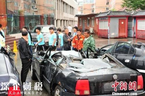 挖掘機(jī)爆砸寶馬現(xiàn)場震撼 報(bào)廢車輛別忘拿回保費(fèi)
