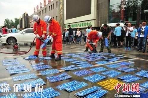 挖掘機(jī)爆砸寶馬現(xiàn)場震撼 報(bào)廢車輛別忘拿回保費(fèi)