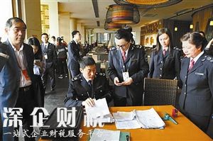 市食藥局檢查餐廳索證索票情況。