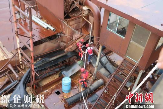 圖為消防官兵固定船只。　龐健港攝