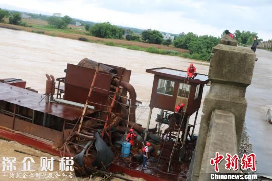 圖為消防官兵登船處置?！↓嫿「蹟z
