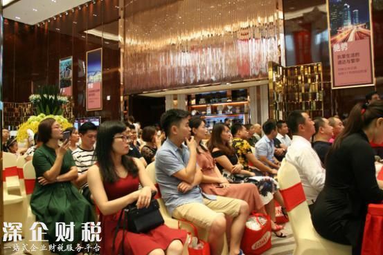 星河賀香港回歸20周年攝影展在星河榮御營銷中心開幕
