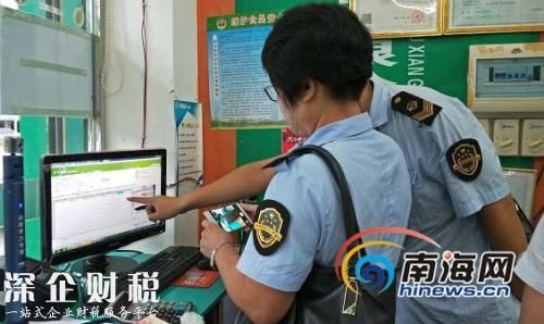 ?？谑乘幈O(jiān)部門(mén)執(zhí)法人員對(duì)海南鴻春堂藥房連鎖經(jīng)營(yíng)有限公司博雅路分店涉嫌違規(guī)銷售處方藥行為進(jìn)行調(diào)查。南海網(wǎng)記者 姜飛 攝