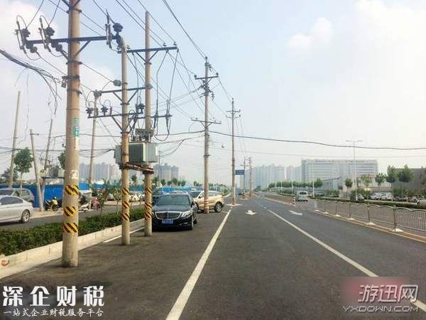 8根電線桿成路霸 老司機(jī)都忍不住吐槽：行車如過梅花樁