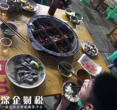 8歲孩獨(dú)自吃火鍋 