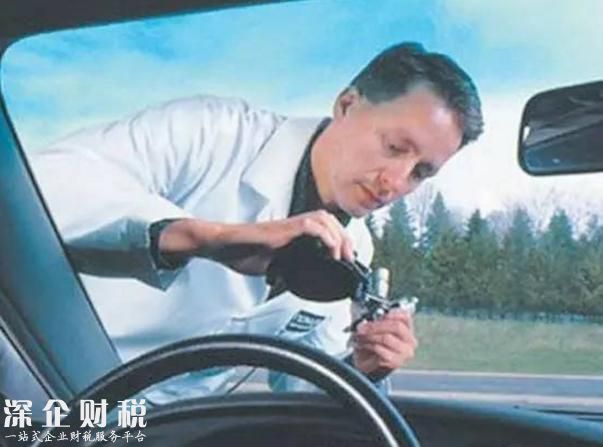 買二手車，新手買車看里程表，高手卻看車玻璃！