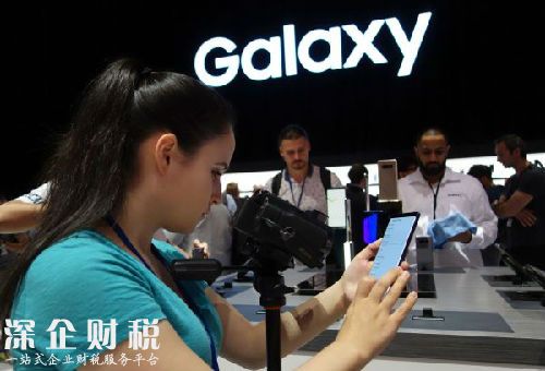 8月23日，在美國紐約，媒體從業(yè)人員在發(fā)布會上使用三星蓋樂世Note8手機。（新華/法新 ）