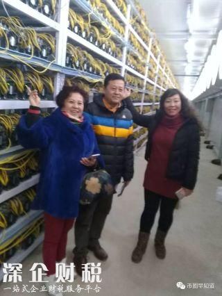 除了照片，還有現(xiàn)場視頻，大媽團(tuán)簽約后在噪音隆隆的礦場里合影留念
