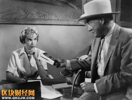 ▲希區(qū)柯克的恐怖電影《驚魂記》中，珍妮特·利飾演的女秘書瑪莉蓮就卷走了老板的四萬美元