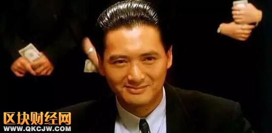 ▲周潤發(fā)主演的《賭神》中，那些手握美金充當(dāng)人肉背景墻的賭徒們